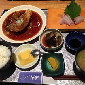久しぶり魚ランチ。鹿児島中央駅の商店街にある『づけ丼屋桜勘』へ。 昼も早めだったので限定30食「甘鯛あんかけ定食」800円をいただきます。