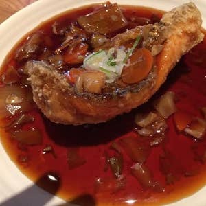 久しぶり魚ランチ。鹿児島中央駅の商店街にある『づけ丼屋桜勘』へ。 昼も早めだったので限定30食「甘鯛あんかけ定食」800円をいただきます。