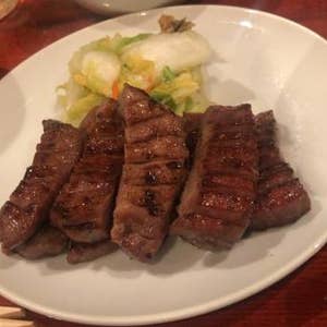 まずは牛タンでランチ! 仙台駅内の牛タン通りで善治郎さん善治郎定食のタン塩焼きは柔らかいけど噛み応えもあり香ばしく焼かれて美味しい! 真中タン定食のタン塩焼き