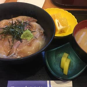 久しぶりに魚を食べたくて、そういえば食べた事無かったあのづけ丼を。 『桜勘』で「づけ丼ランチ」540円をいただきました。 しっとりと甘い醤油に漬けられた 勘八が