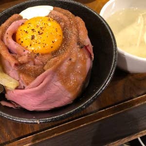 ていうことで、仕事で池袋にきたついでにランチで、「ローストビーフ大野」へ。 ローストビーフ丼定食1080円なり。 まず、肉だけいただくと、柔らかくてとろける旨さ。
