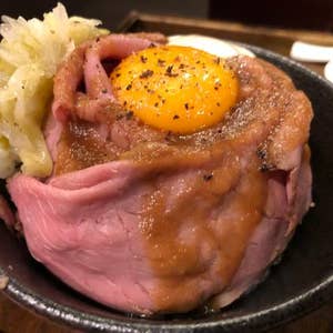 ていうことで、仕事で池袋にきたついでにランチで、「ローストビーフ大野」へ。 ローストビーフ丼定食1080円なり。 まず、肉だけいただくと、柔らかくてとろける旨さ。