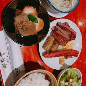 仙台に来たら毎回訪問させて頂いている善治郎さんへ\u2026 今回は善次郎定食を注文! 牛タン、牛タンつくね、牛タンソーセージ、茹でタン、テールスープ、サラダ\u2026