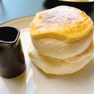えぐぅ ページ こんばんは！ 好評いただいているパンケーキ3種🥞🧈🤎 1番人気は