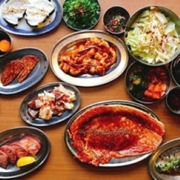 2時間飲み放題付【贅沢に!ふたごのコース はみ出る&すき焼きカルビなど全22品】8800円(税込)
