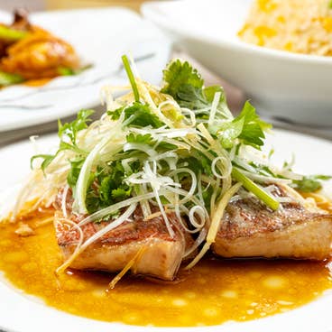 【牡丹コース+生ビール付2時間飲み放題】焼豚パイ包み・香港ダック・魚の中華蒸し等全12品