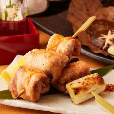 【2H飲み放題付】よくばり!ジャンボ鶏もも串&黒毛和牛朴葉味噌焼きなど名物含む全10品『ゴールド粋プラン』6000円