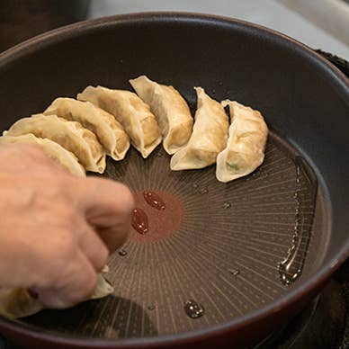 フライパンに餃子を並べていきます。