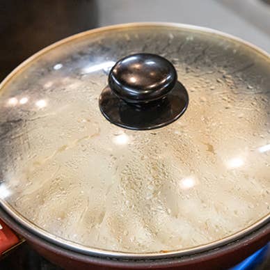 蓋を閉じ、蒸気を閉じ込めます。