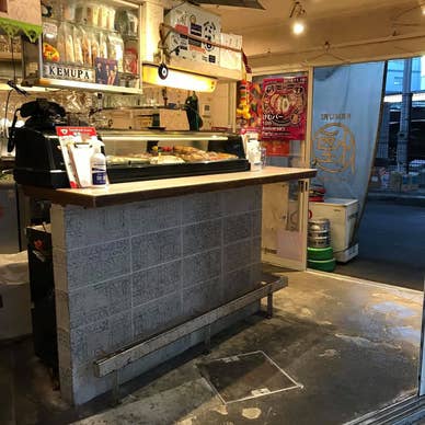 風が吹き抜ける開放的な店内。