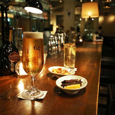 カウンターでひとり飲みも。