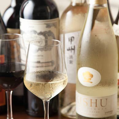 ソムリエの店主が厳選したワインを常時約80種ご用意