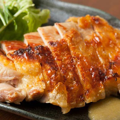 熊本の地鶏"天草大王"を使用したお料理を多数ご用意！おすすめは"もも肉の塩焼き"