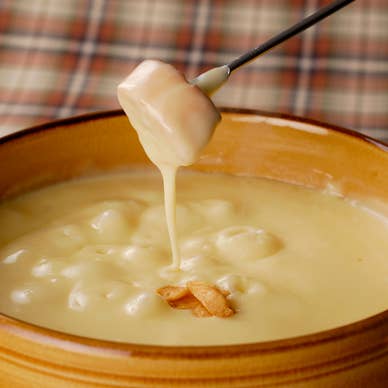 アツアツのチーズフォンデュはいかがでしょうか？