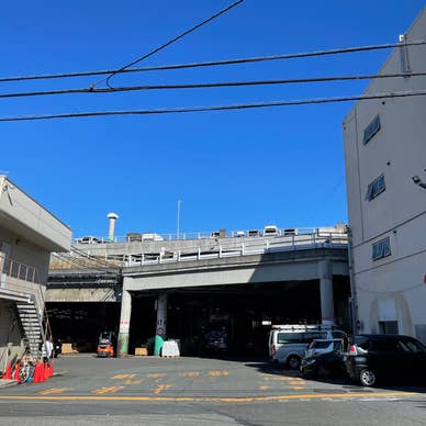 JR線路近くの「南門」から入って右手