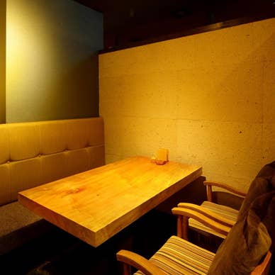 シンプルな内装がデートや少人数飲み会など
