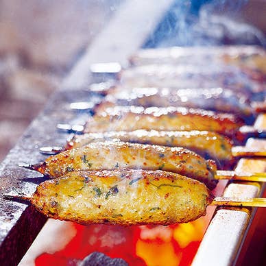 炭火でじっくり焼き上げる、当店自慢のつくねです。