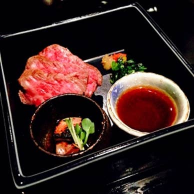本日の先付け、黒毛和牛の厚切りたたき