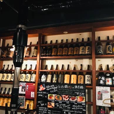 壁面にはドリンクにこだわる当店のボトルが並びます