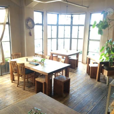 大きなアーチ窓から光がまわる店内