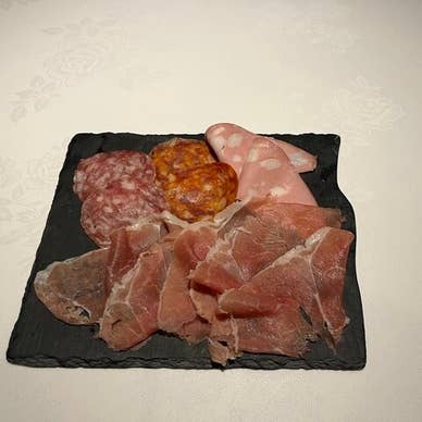 生ハムとサラミの盛り合わせ
