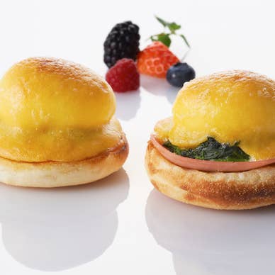 黄身がとろりと溢れ出す絶品エッグベネディクト