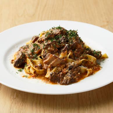 牛肉の赤ワイン煮込みのラグーフェットチーネ