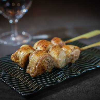 知床の地鶏を使い炭焼きしたこだわりの焼鳥