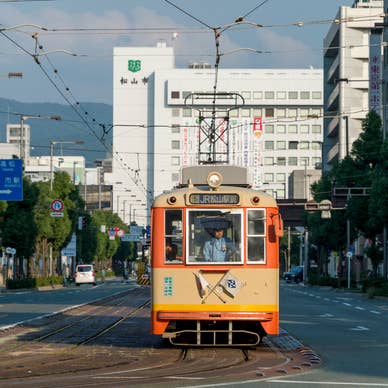 お壕と路面電車を見ながら、ゆったりとお寛ぎください