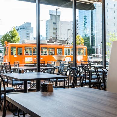 路面電車の風情ある景色を眺めながら食事ができます