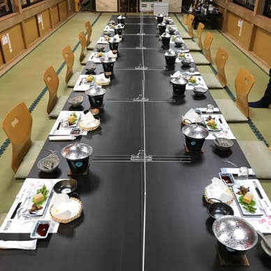 席の間隔を広く取り、パーテーションなどの対策。