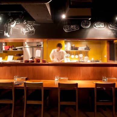 調理のライブ感溢れるカウンター席
