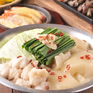 コラーゲンたっぷりのスープで国産ホルモンの塩もつ鍋