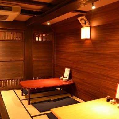 店内に入ってすぐのテーブル席です。