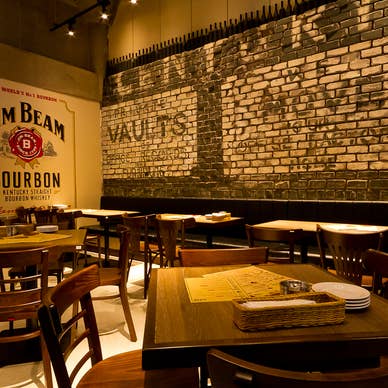 2名様～のテーブル席。奥はソファー席。