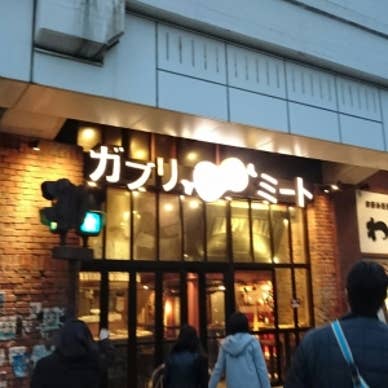 大阪環状線高架下の大きな看板が目印！