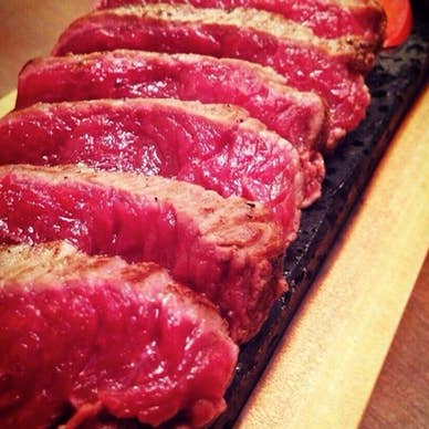 馬肉のレアステーキ