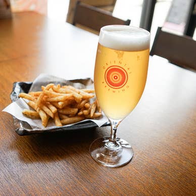 クラフトビールとスパイシーポテト