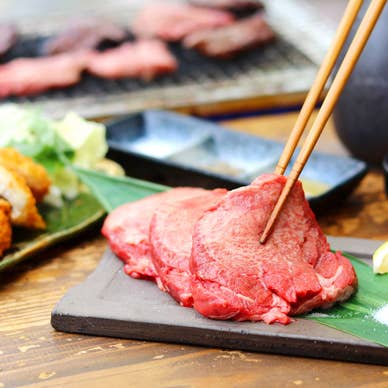 お肉も美味しい！厚切り牛タンの溶岩焼き