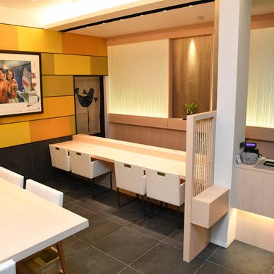 カウンター席（肘掛け付きローチェア）