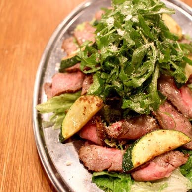 和牛の燻製ローストビーフとセルバチコのサラダ