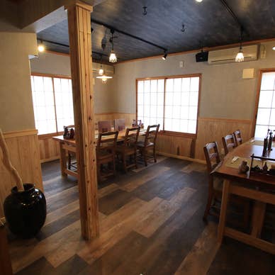 木の温もりを炭の香りを感じる店内です