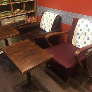 入り口そばのひとりがけテーブル。2人でのご利用も