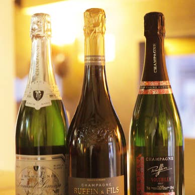 シャンパンボトル8800円〜ワイン6000円〜