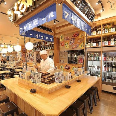 黒おでんや中華そばをすするお客様で賑わうカウンター