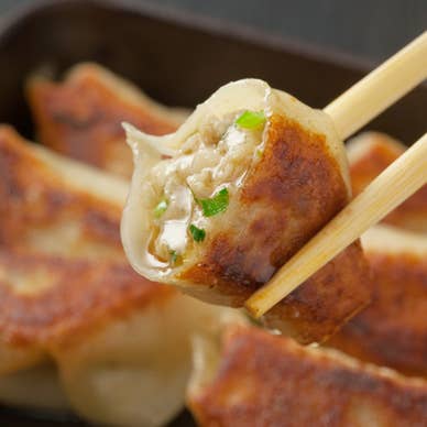 薄皮のもちサクの鉄鍋生餃子