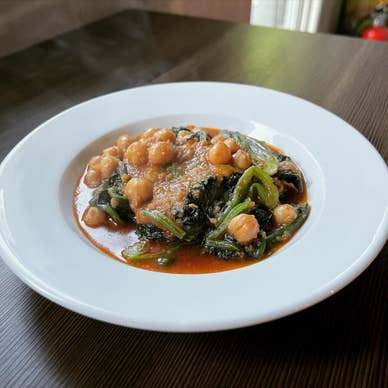 素材を活かした郷土料理『ほうれん草とひよこ豆の煮込』