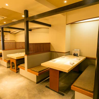 テーブル席は、2名様より、7卓ございます。