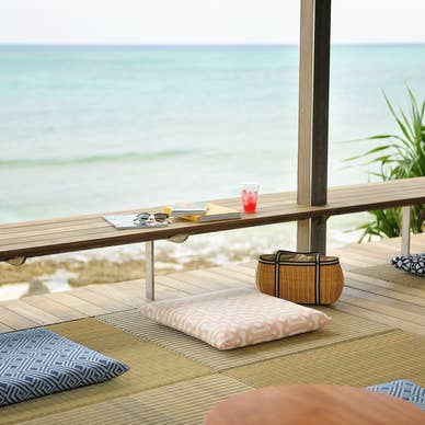 海風を感じながらくつろぐ「海辺のテラス」