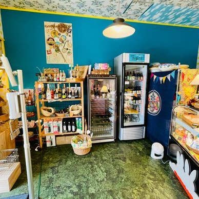 入り口に県産チーズの量り売り店を併設しています。